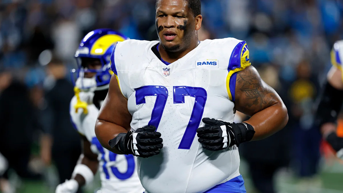 Alaric Jackson com uniforme dos Rams.