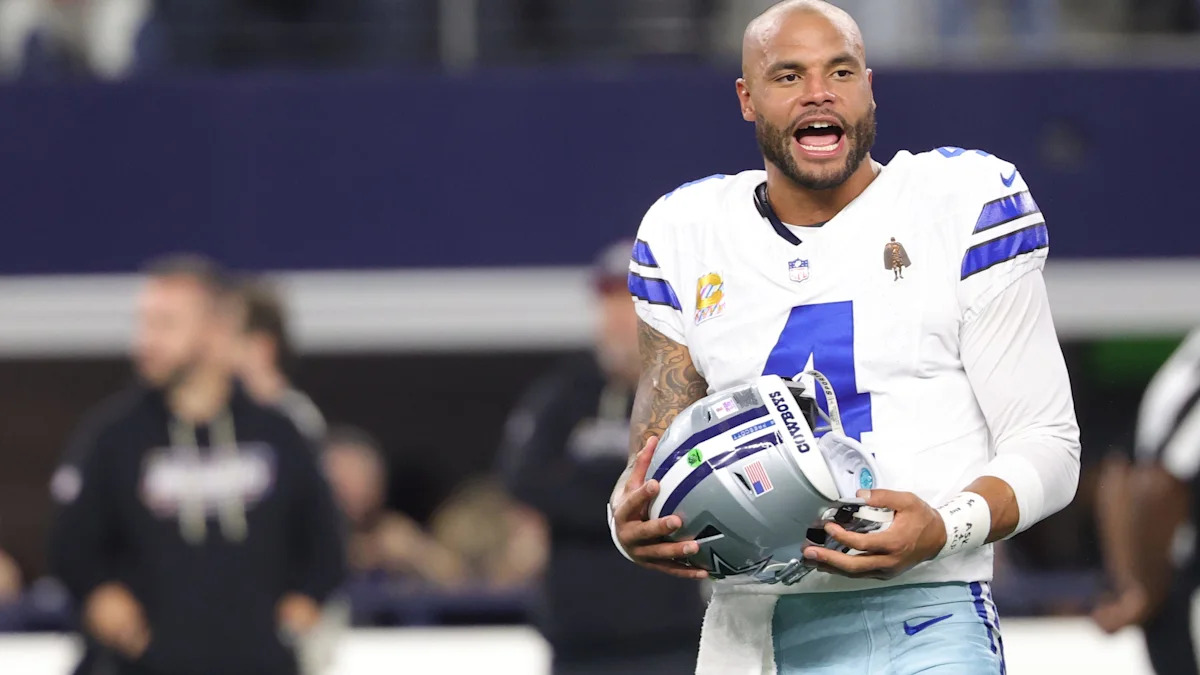 Dak Prescott com uniforme do Dallas Cowboys.