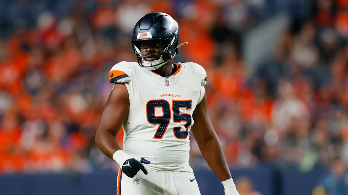 Sai'vion Jones com uniforme dos Broncos.
