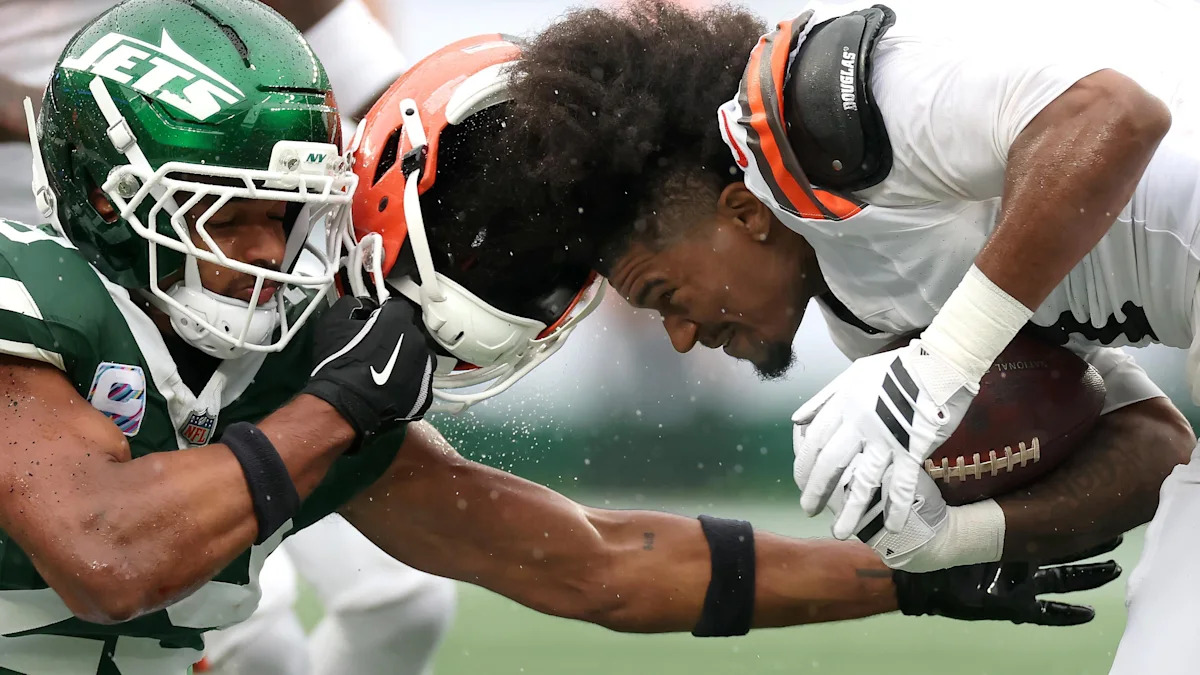 Minkah Fitzpatrick e KC Concepcion em disputa durante Jets x Browns.