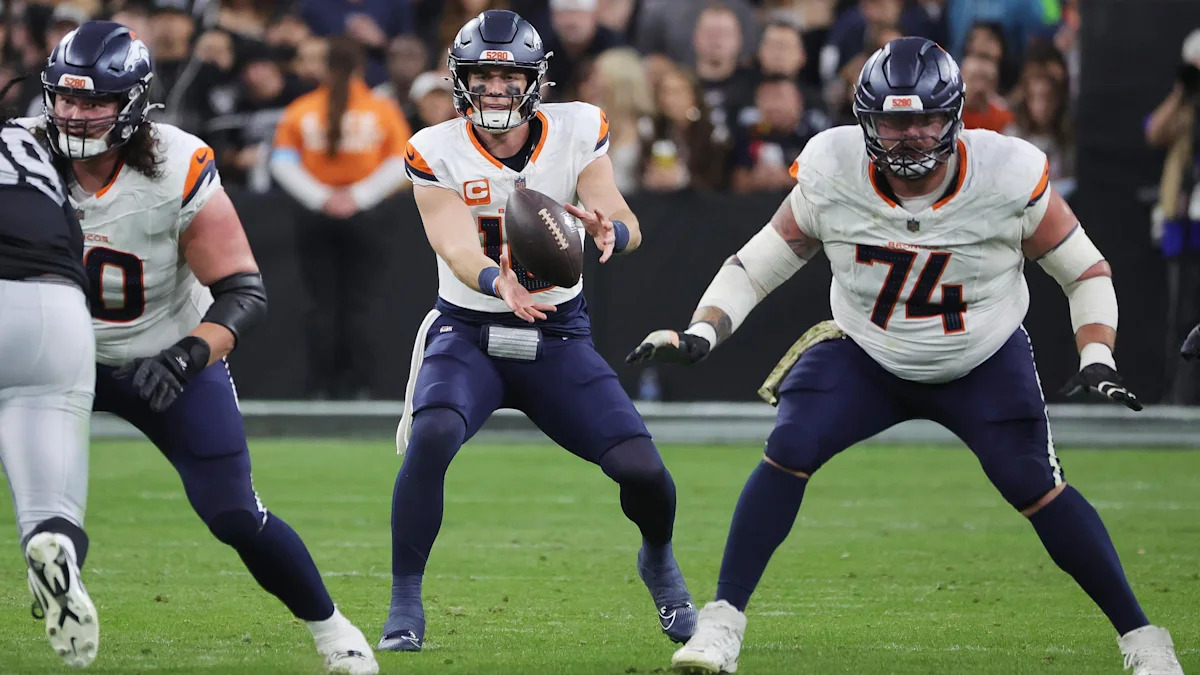 Bo Nix recebe o snap enquanto Ben Powers bloqueia contra os Raiders, em novembro de 2024.