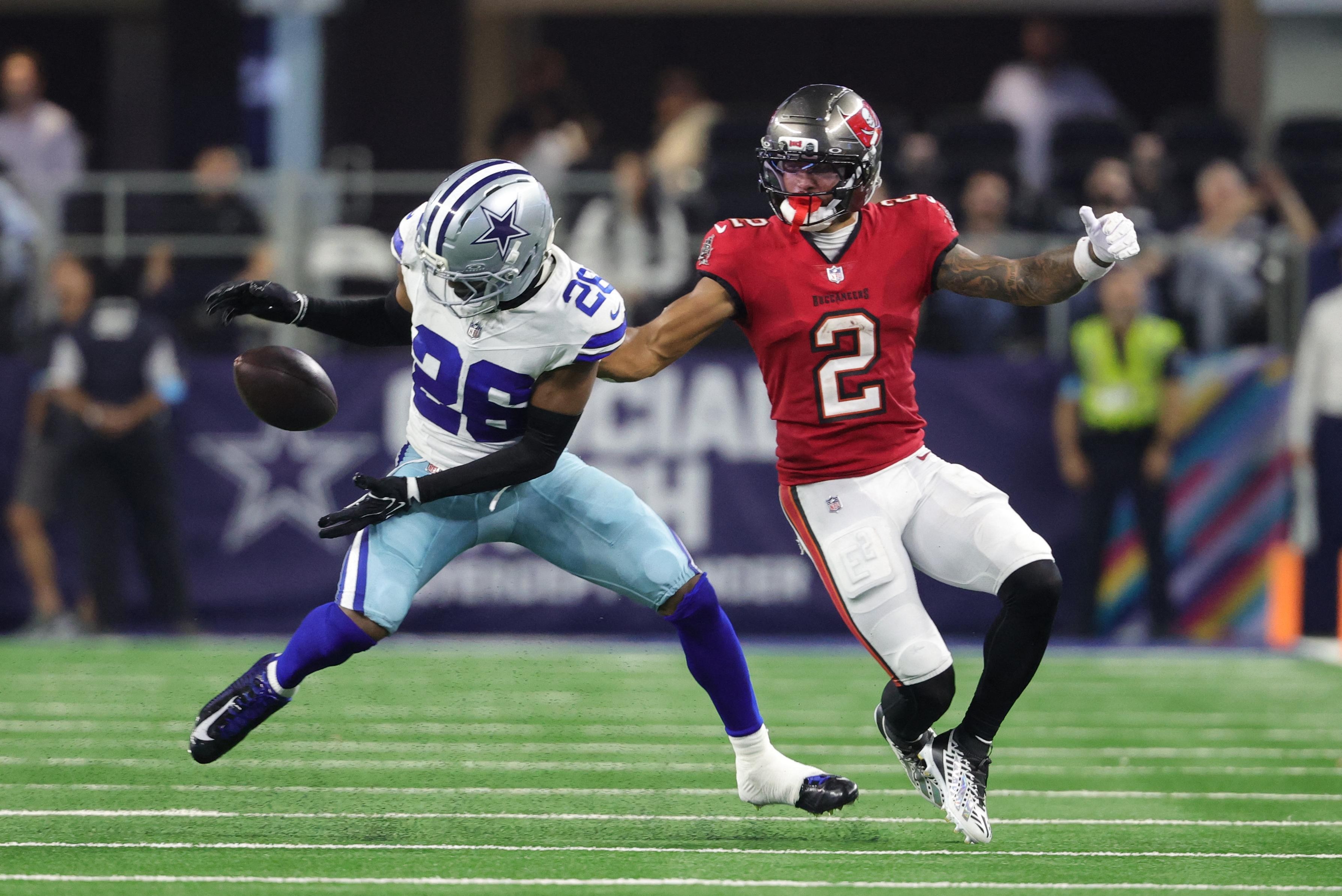 Emeka Egbuka enfrenta a marcação de um defensor dos Cowboys.