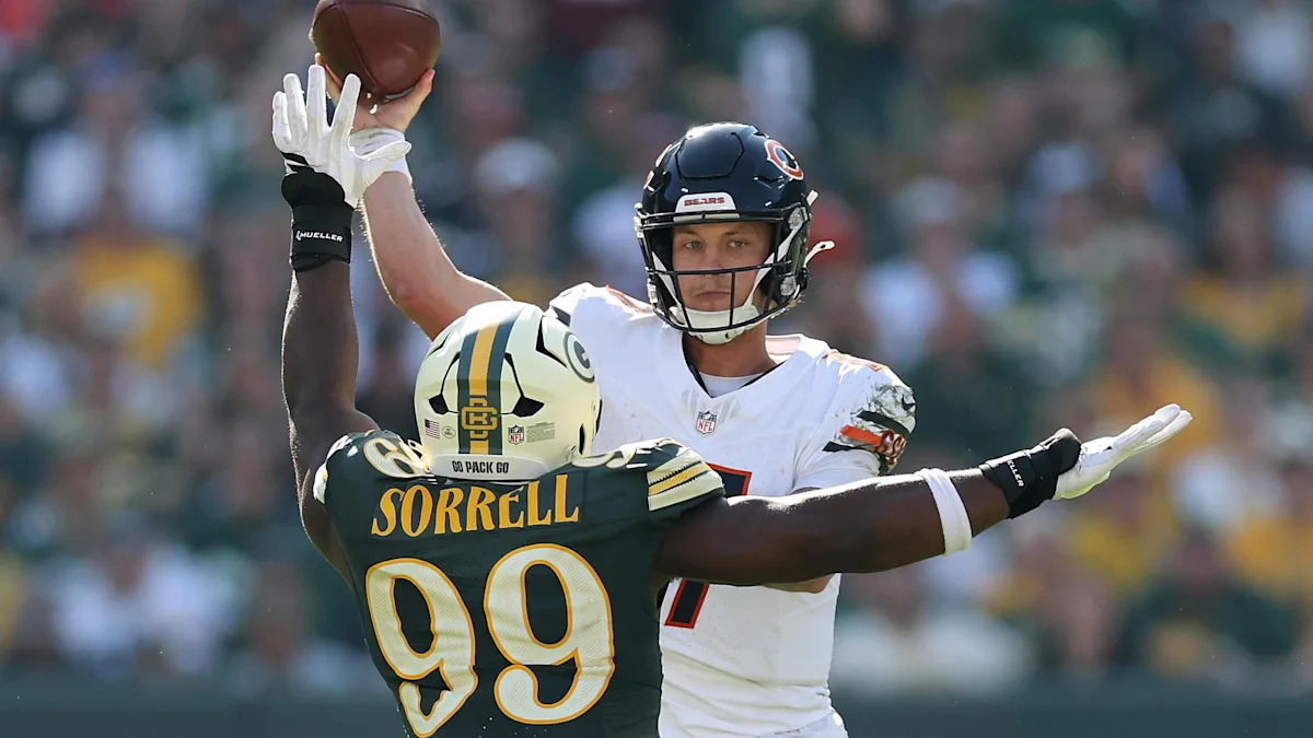 Tyson Bagent tenta um passe durante uma partida dos Bears.
