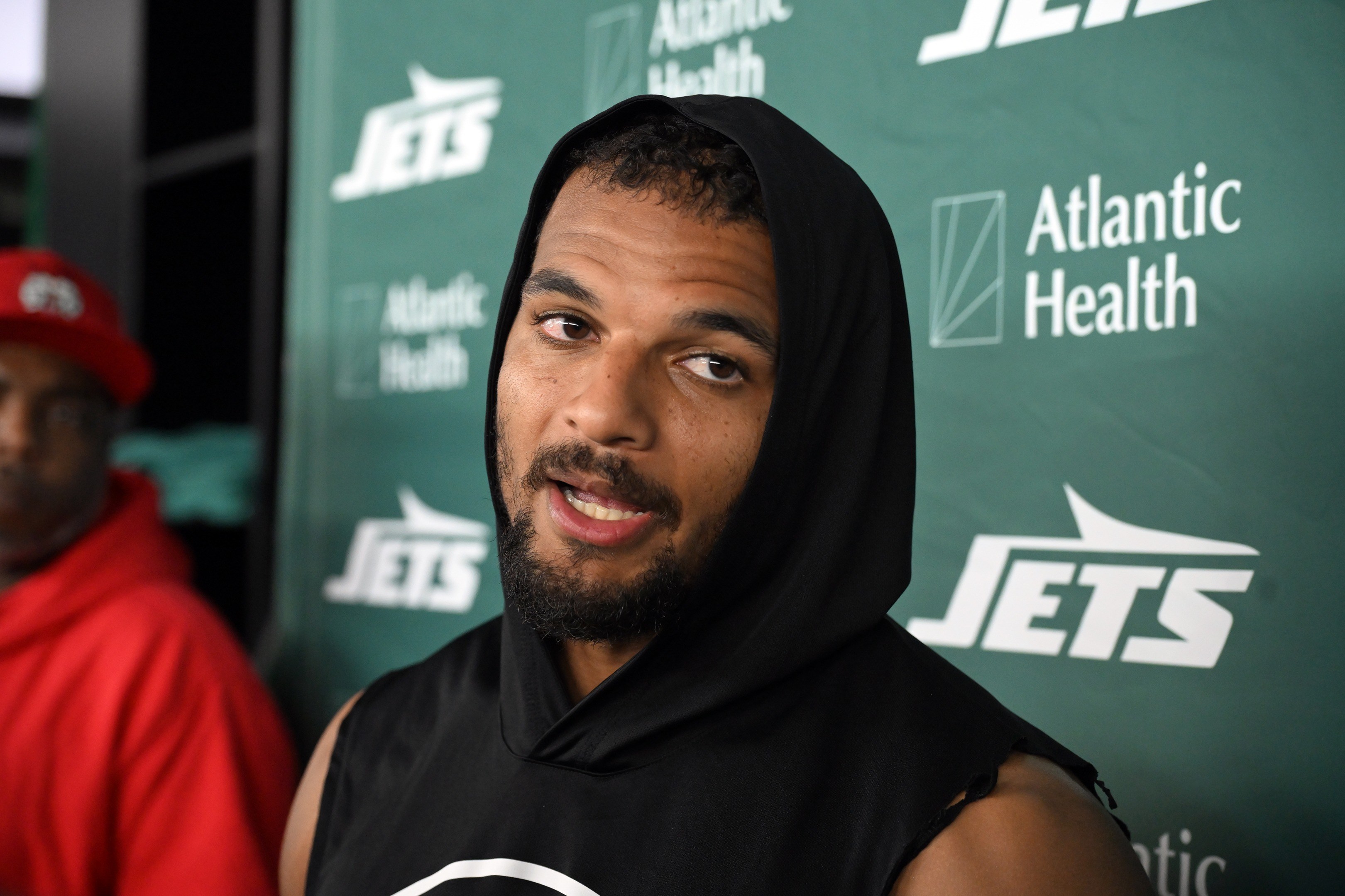 Minkah Fitzpatrick fala com a imprensa após o treino dos Jets em Florham Park, em 8 de outubro de 2026.