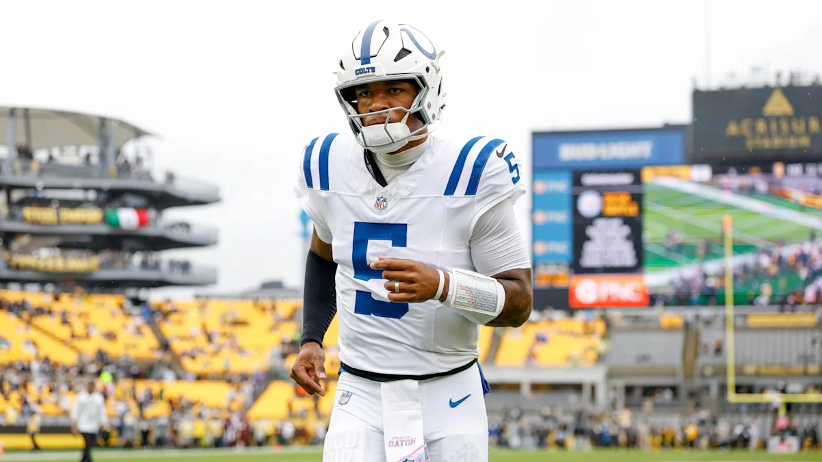 Anthony Richardson Sr. se aquece antes de Colts x Steelers, em 11 de outubro de 2026.