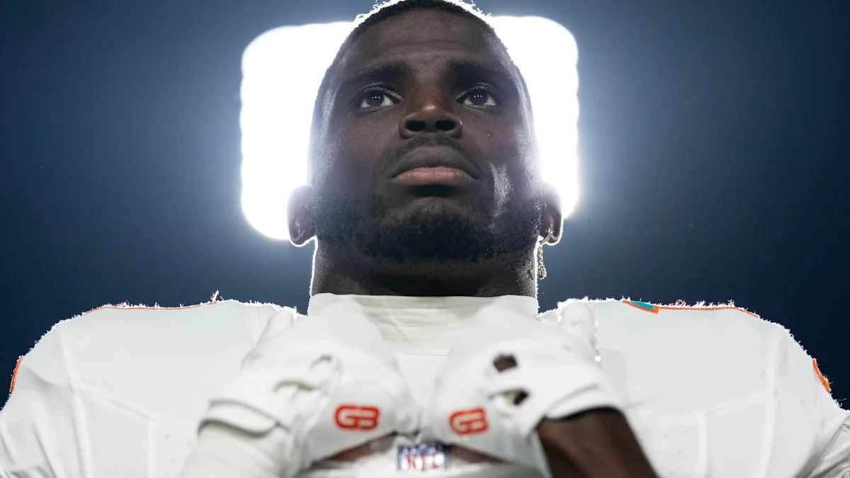 Tyreek Hill com uniforme dos Dolphins.