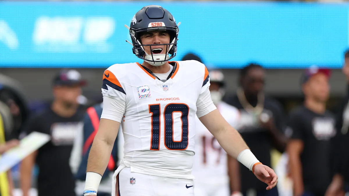 Bo Nix com uniforme dos Broncos.
