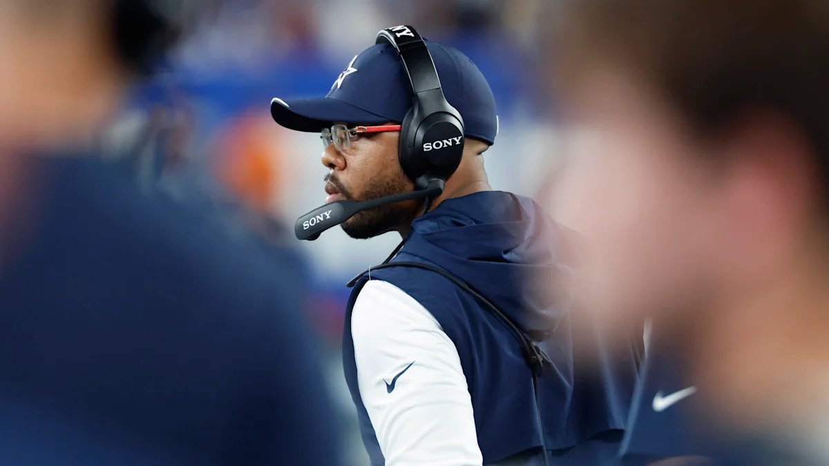 Christian Parker à beira do campo com os Cowboys.