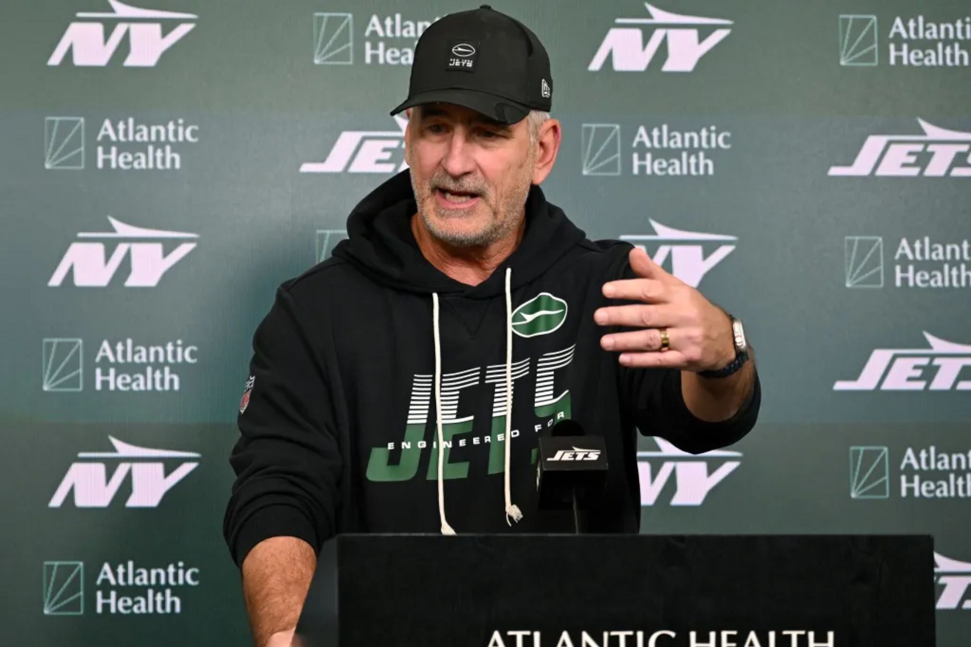 Frank Reich fala com a imprensa no treino dos Jets em Florham Park, em 8 de outubro de 2026.