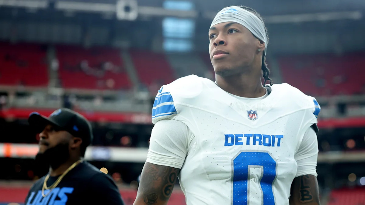 Jahmyr Gibbs com uniforme de treino dos Lions.
