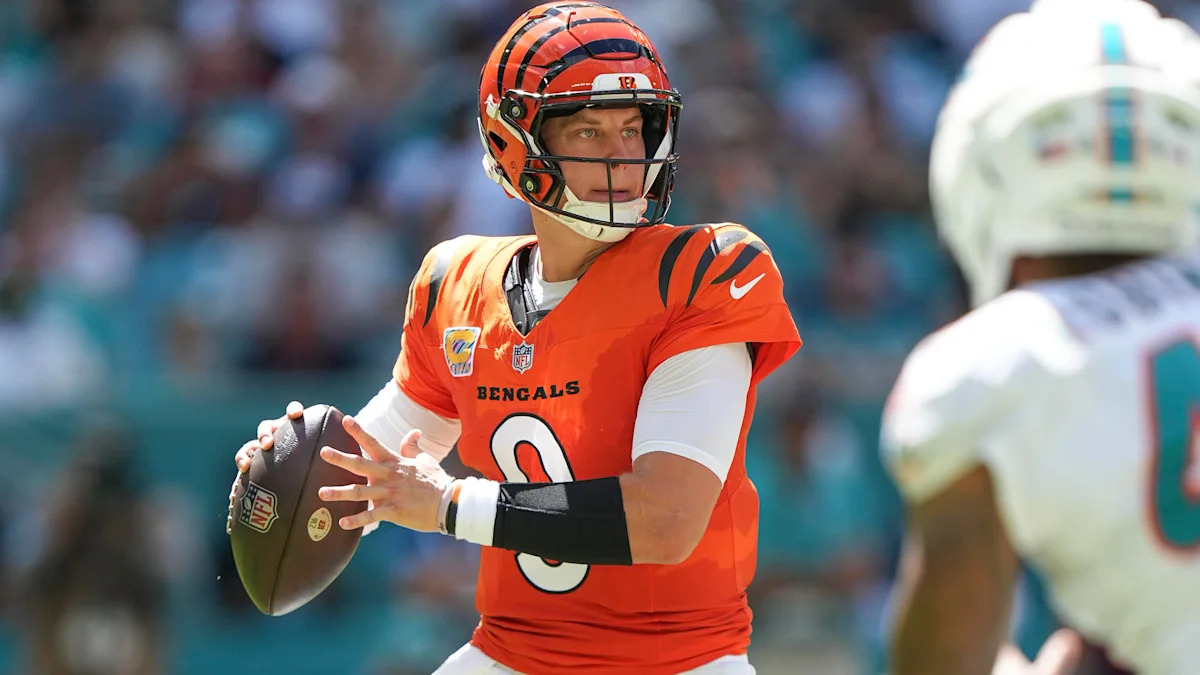 Joe Burrow prepara um passe pelos Bengals.