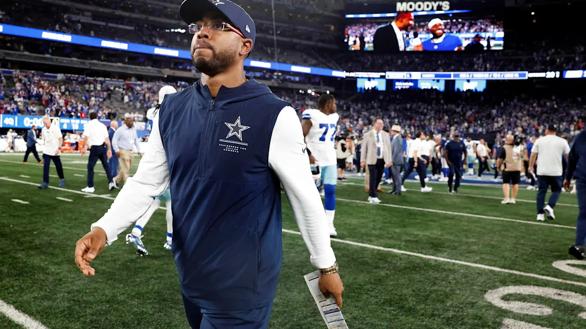 Christian Parker na lateral do campo com os Cowboys.