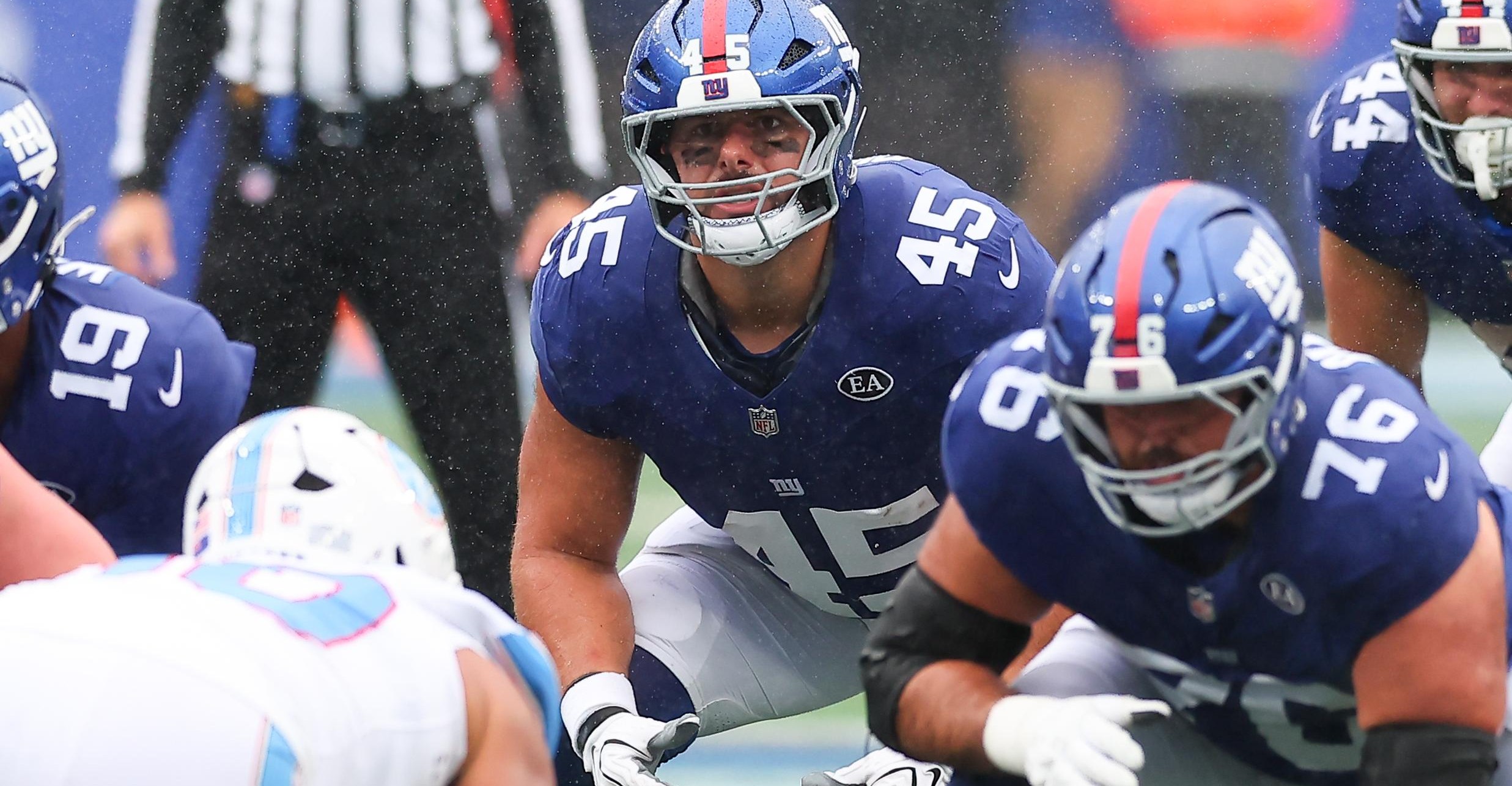Patrick Ricard, camisa 45, alinhado no ataque dos Giants.