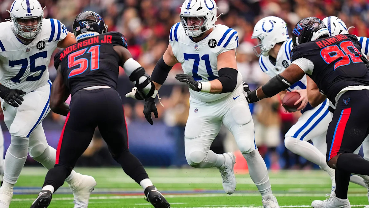 Matt Goncalves, camisa 71 dos Colts, bloqueia contra os Texans.