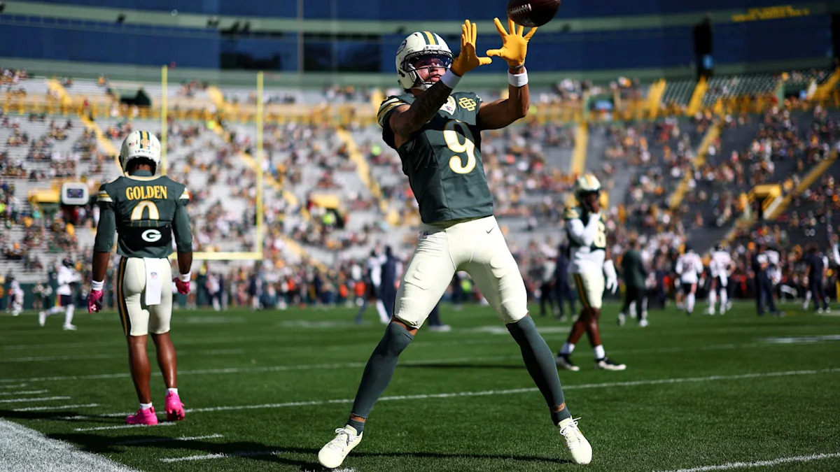 Christian Watson recebe um passe pelos Packers.