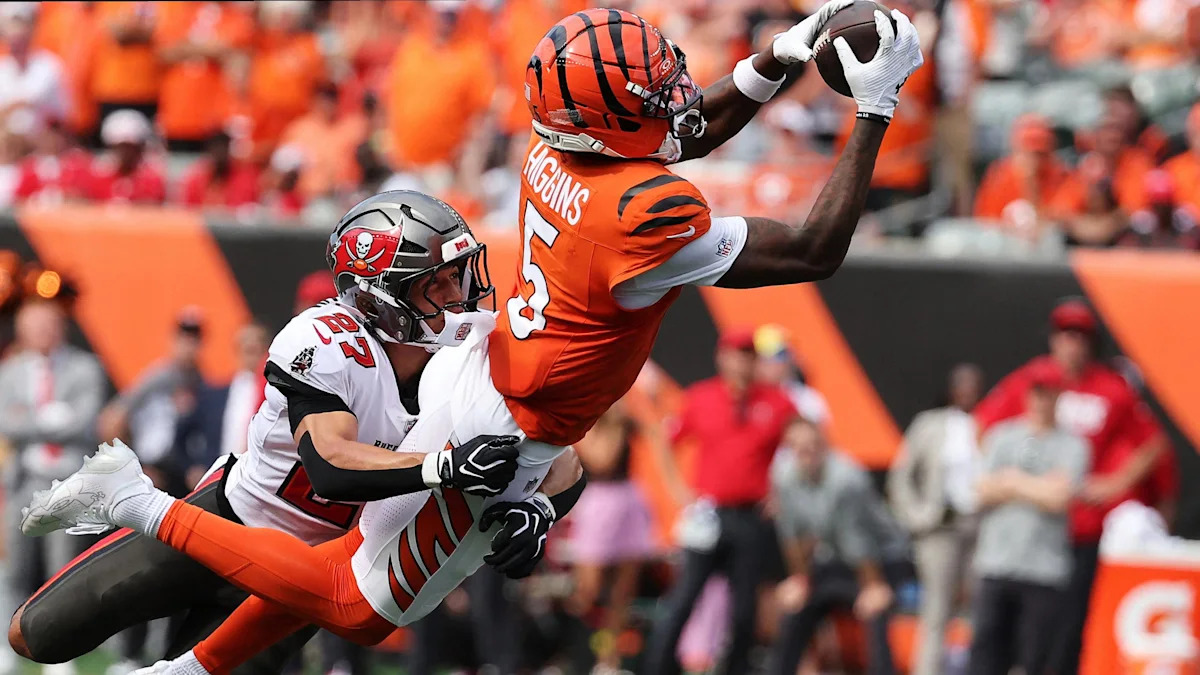 Tee Higgins recebe um passe pelos Bengals.