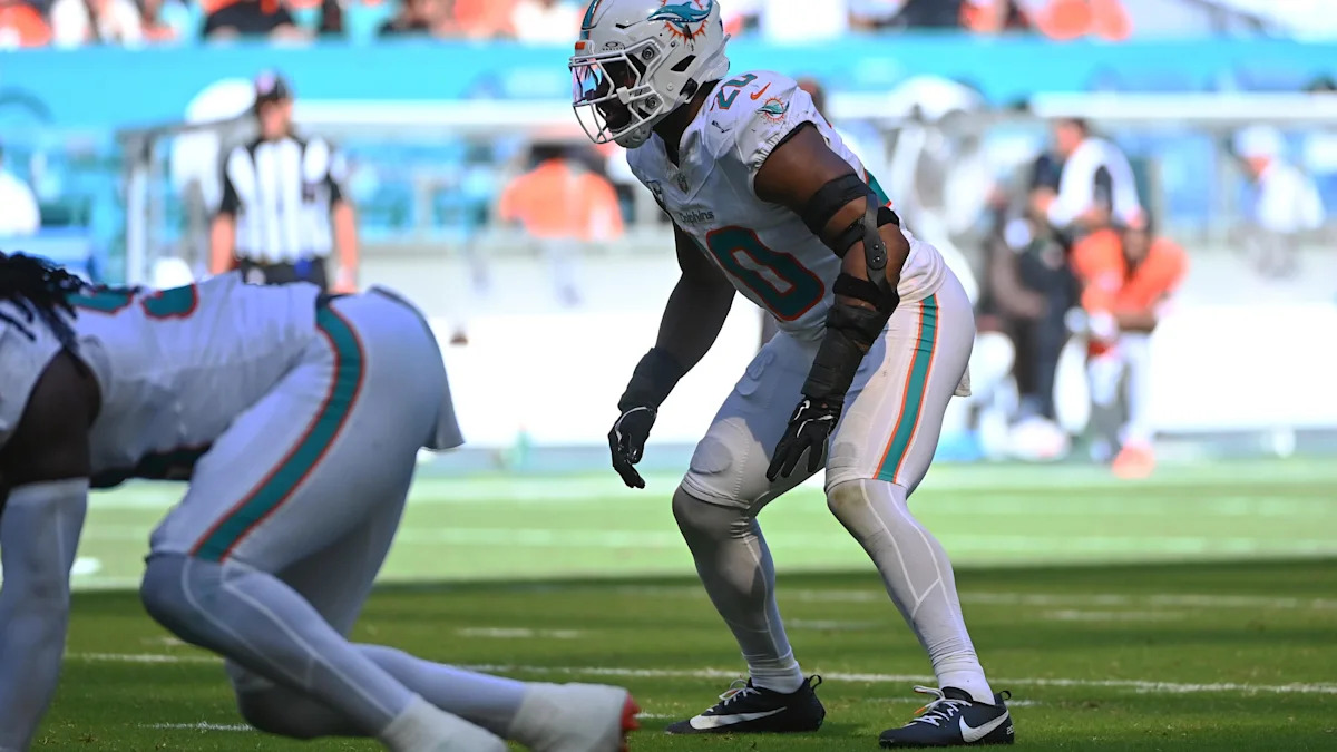 Jordyn Brooks se prepara para um snap na defesa dos Dolphins.