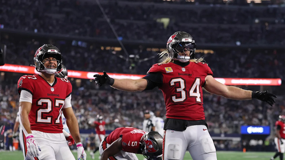 Alex Anzalone comemora uma interceptação pelos Buccaneers.