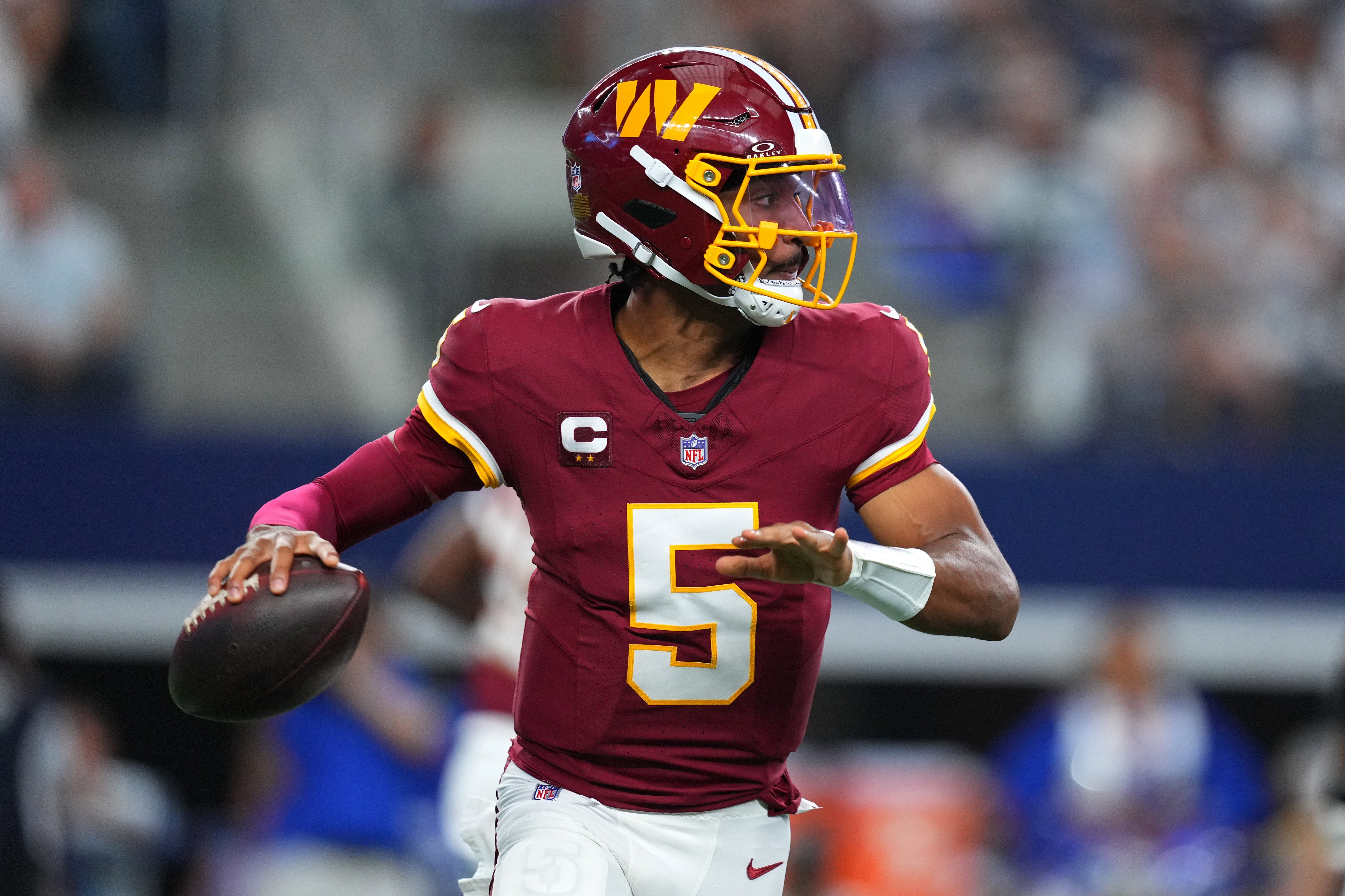 Jayden Daniels prepara um passe contra os Cowboys em Arlington, em 20 de setembro de 2026.