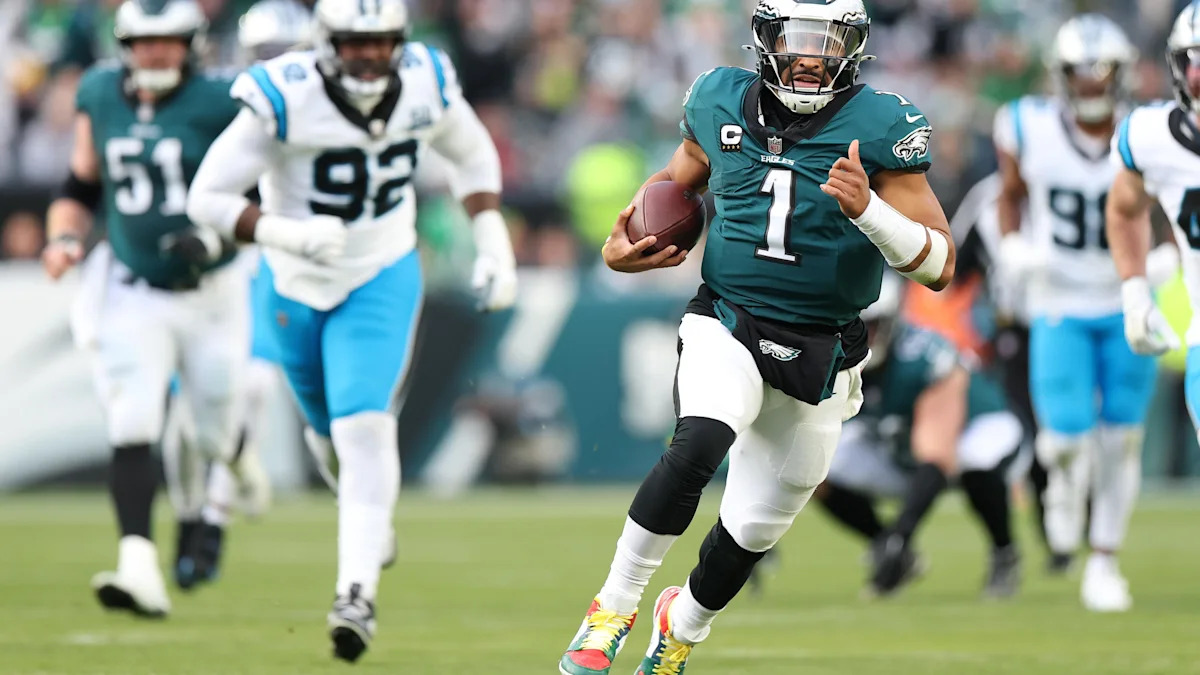 Jalen Hurts corre contra os Panthers em imagem de arquivo de 2024.
