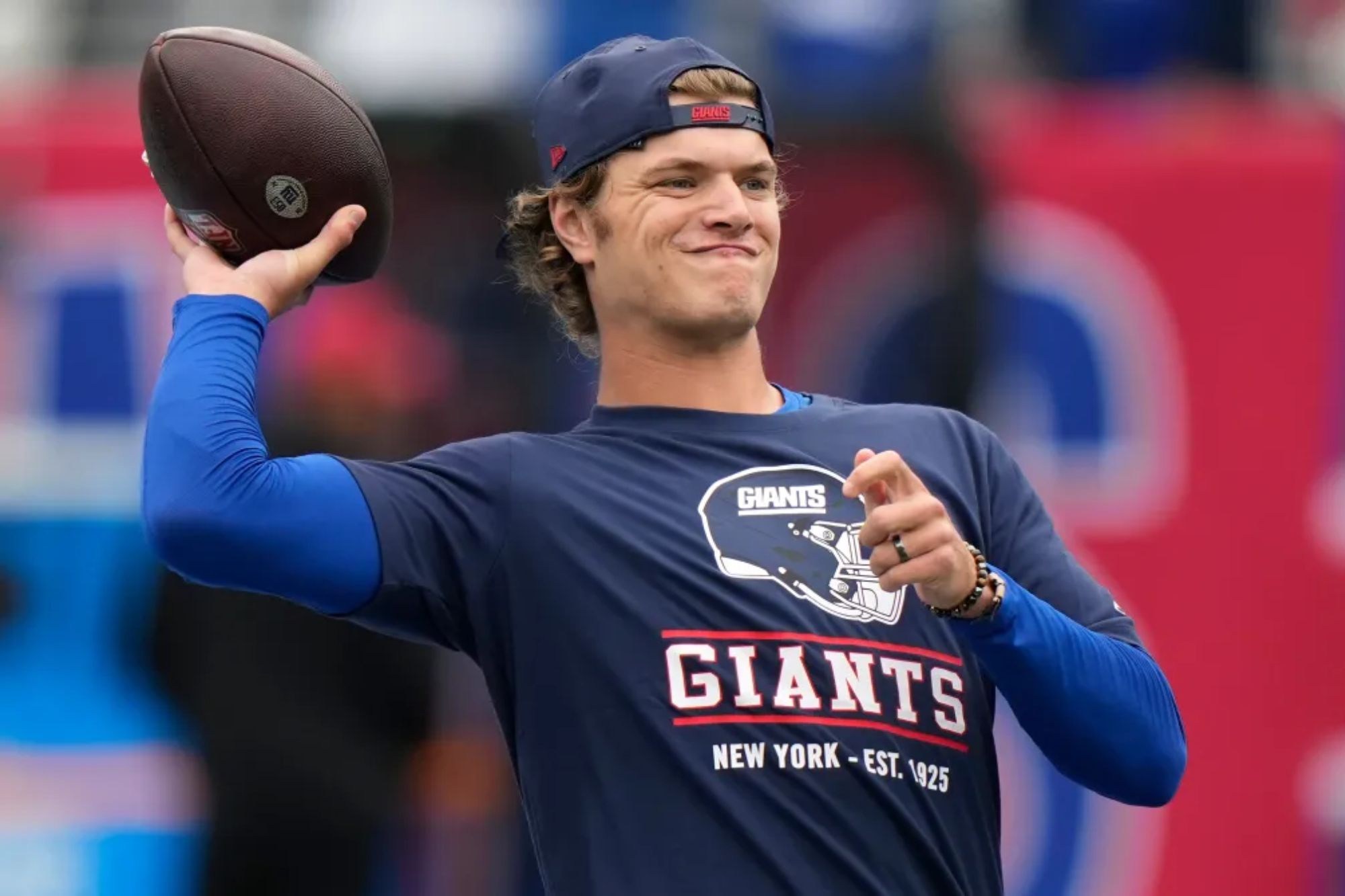 J.J. McCarthy lança antes da vitória dos Giants sobre os Cardinals no MetLife Stadium.