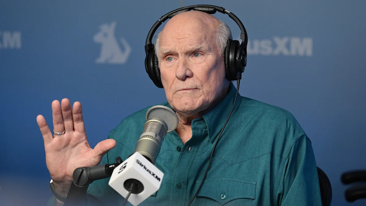 Terry Bradshaw participa de uma entrevista em estúdio.