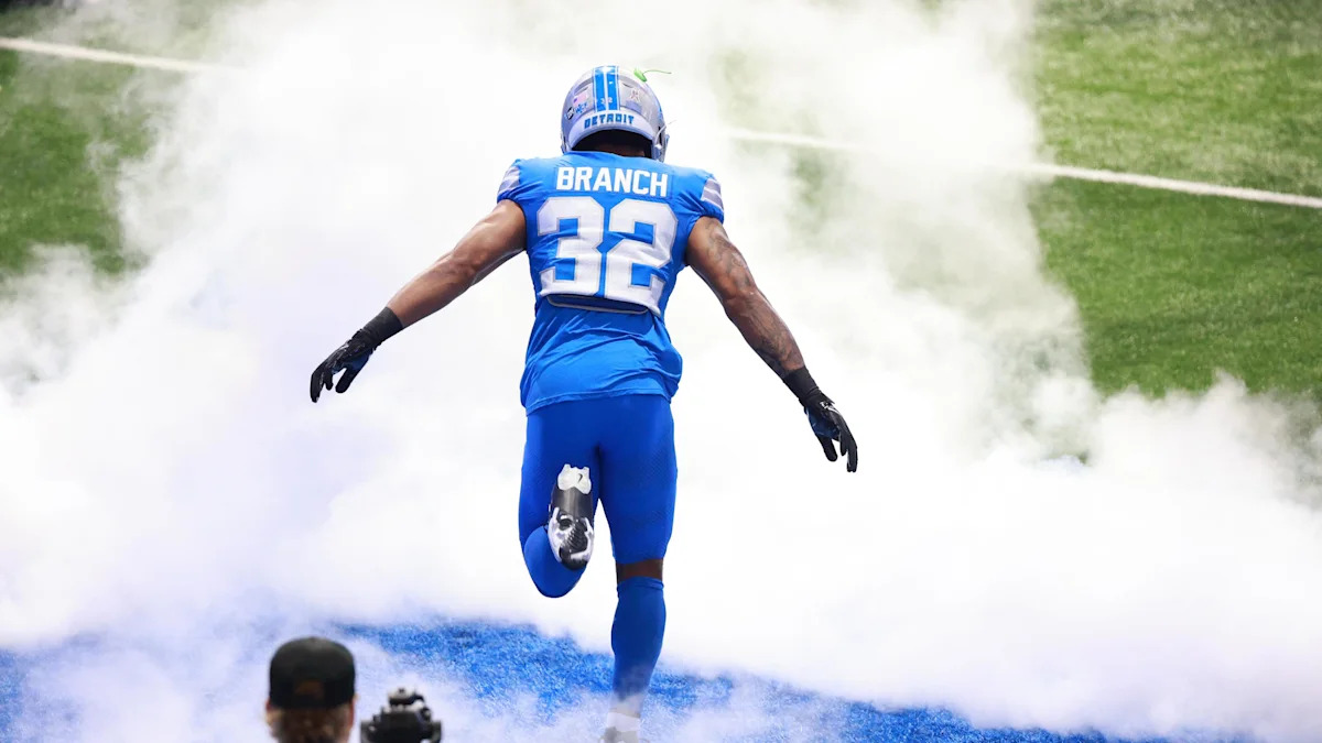 Brian Branch entra em campo pelos Lions em imagem de arquivo.