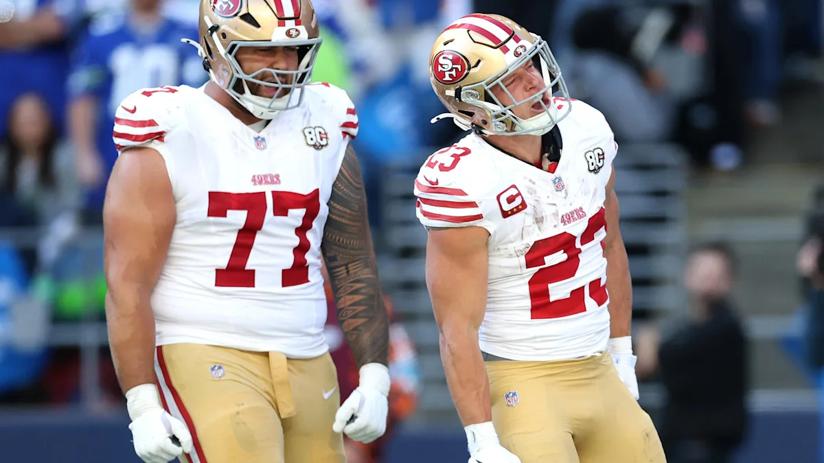 Christian McCaffrey e Dominick Puni durante partida dos 49ers.