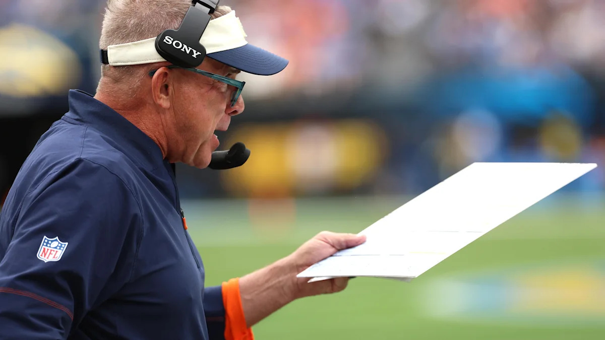 Sean Payton acompanha uma partida dos Broncos.