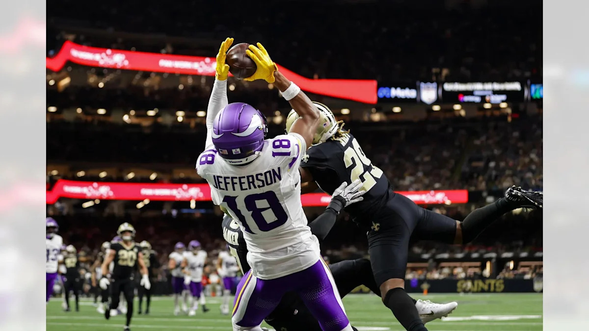 Justin Jefferson recebe um passe pelos Vikings.