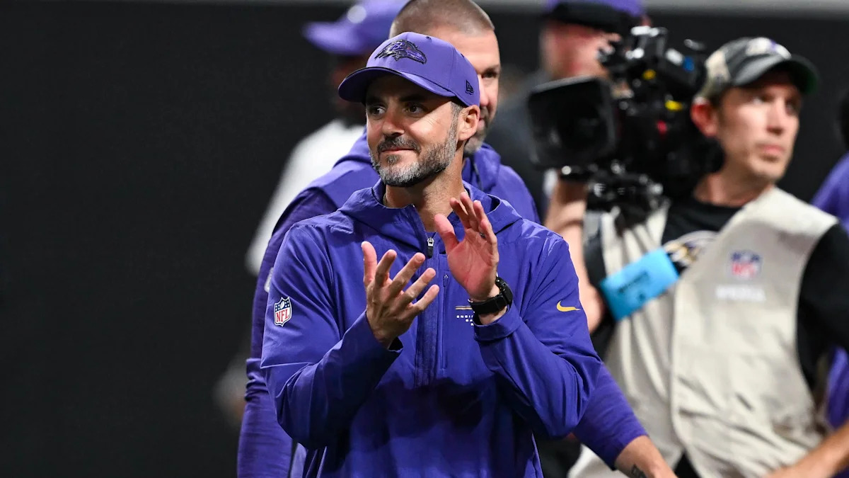 Jesse Minter na lateral do campo com os Ravens.