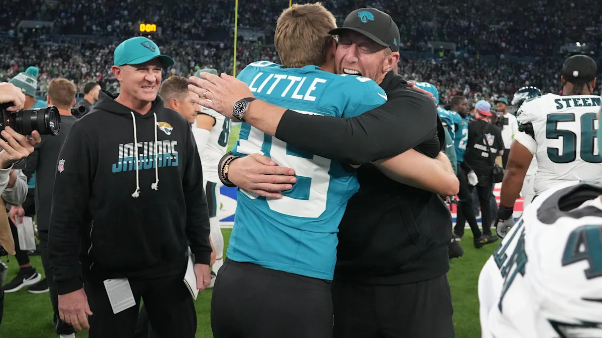 Liam Coen abraça Cam Little após a vitória dos Jaguars em Londres.