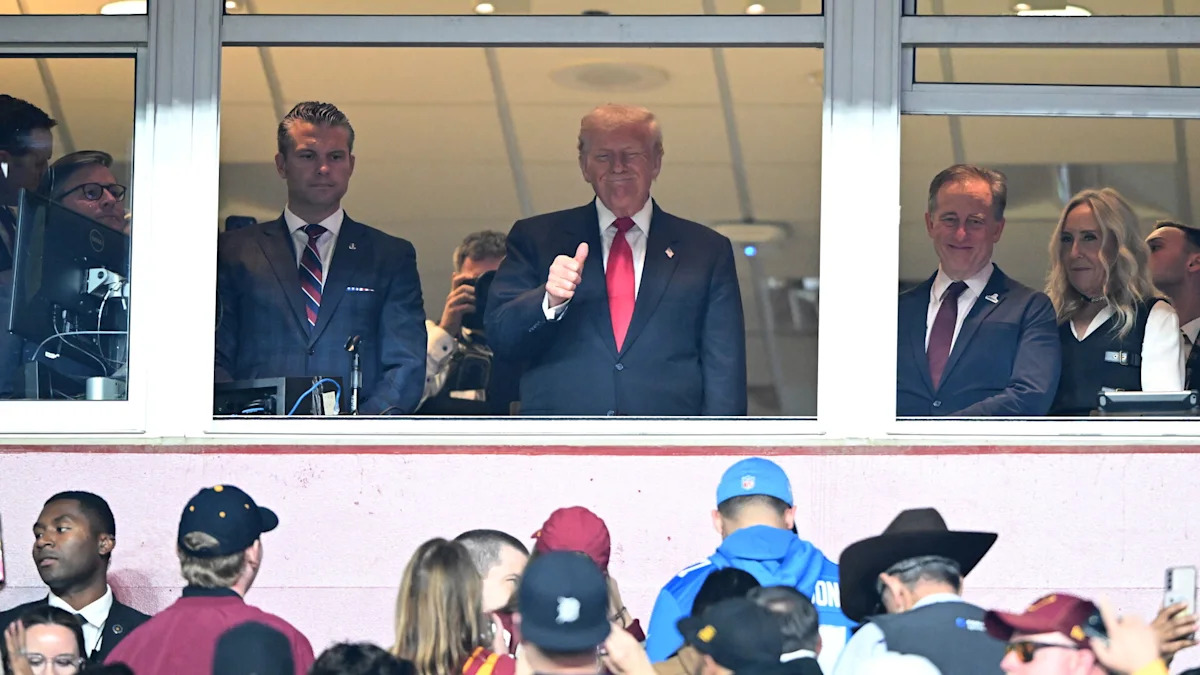 Donald Trump acompanha um jogo em imagem de arquivo.