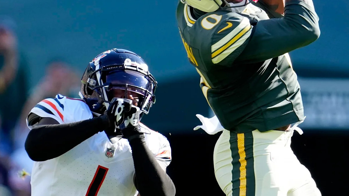 Matthew Golden disputa uma recepção contra Jaylon Johnson.