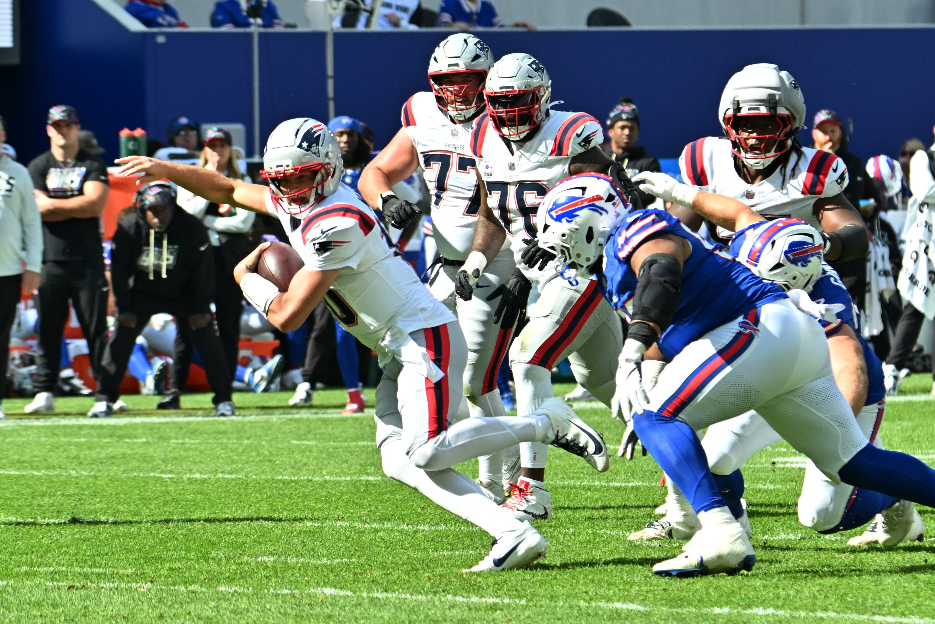 Drake Maye sai do pocket contra os Bills em Orchard Park, em 4 de outubro de 2026.