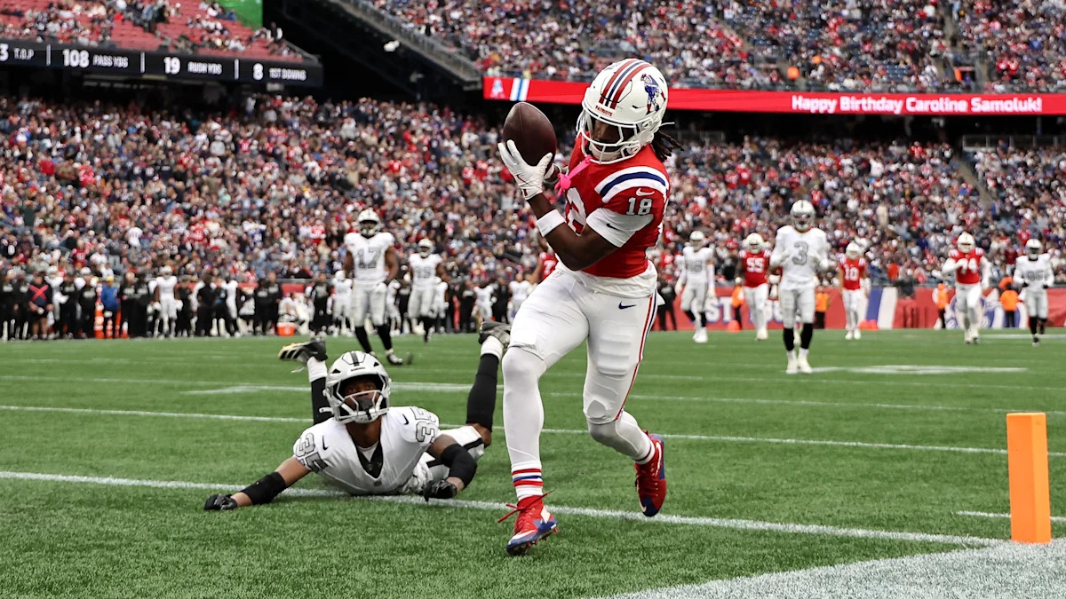 Jogador dos Patriots recebe um passe em partida contra os Raiders.