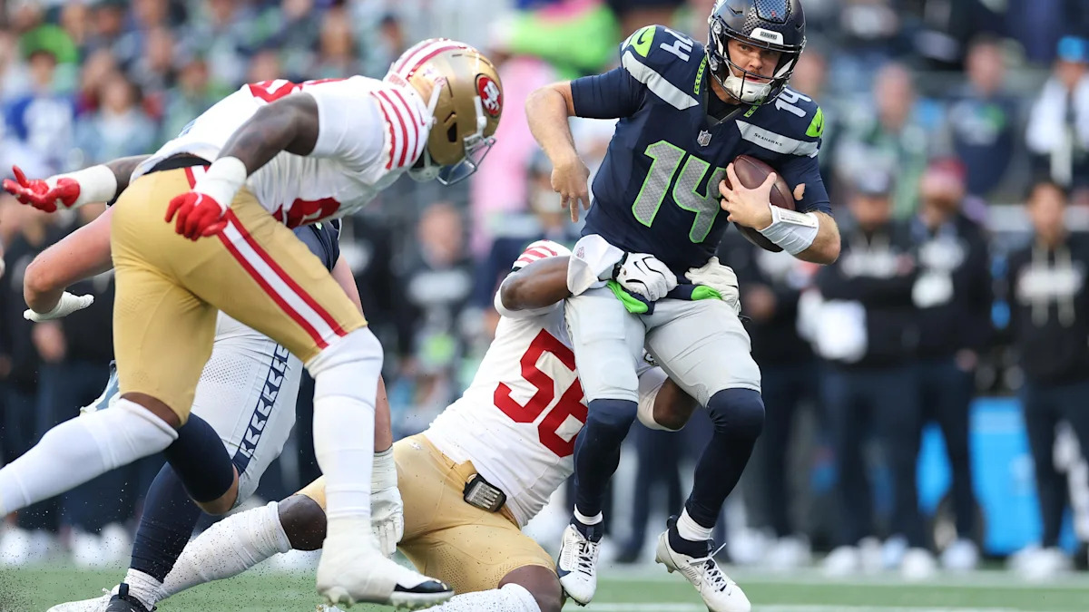Sam Darnold tenta escapar da defesa dos 49ers.