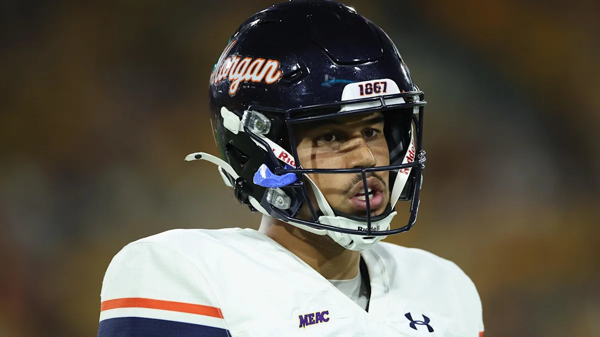 Cam Edge com uniforme de Morgan State.