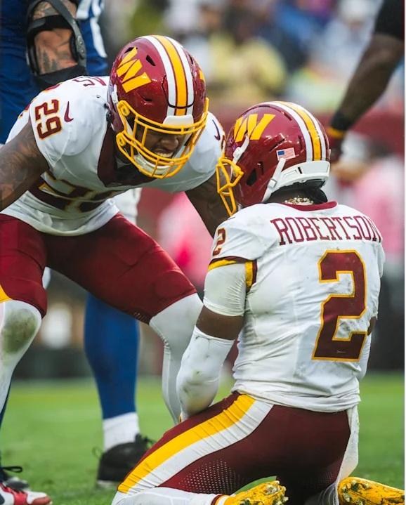Rasul Douglas e Amik Robertson em montagem da defesa dos Commanders.