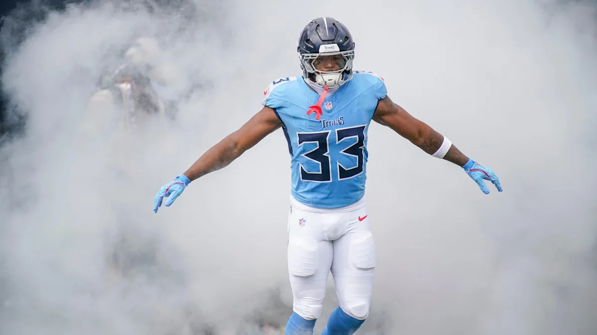 Cedric Gray entra em campo pelos Titans.