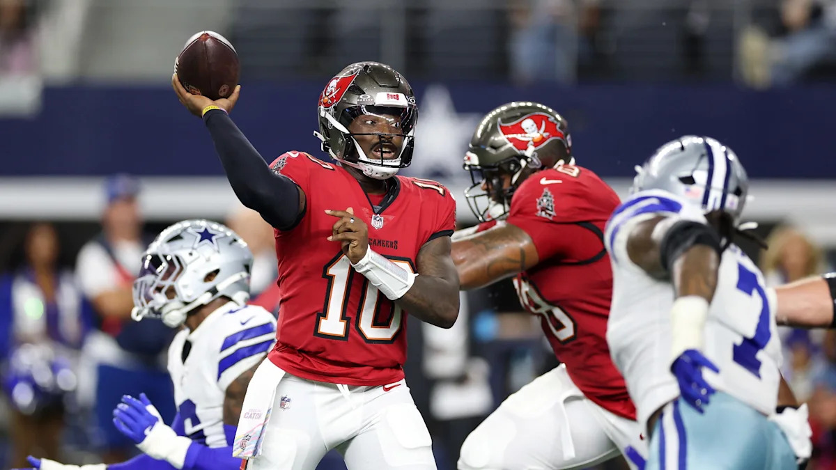 Jalon Daniels prepara um passe contra a defesa dos Cowboys.