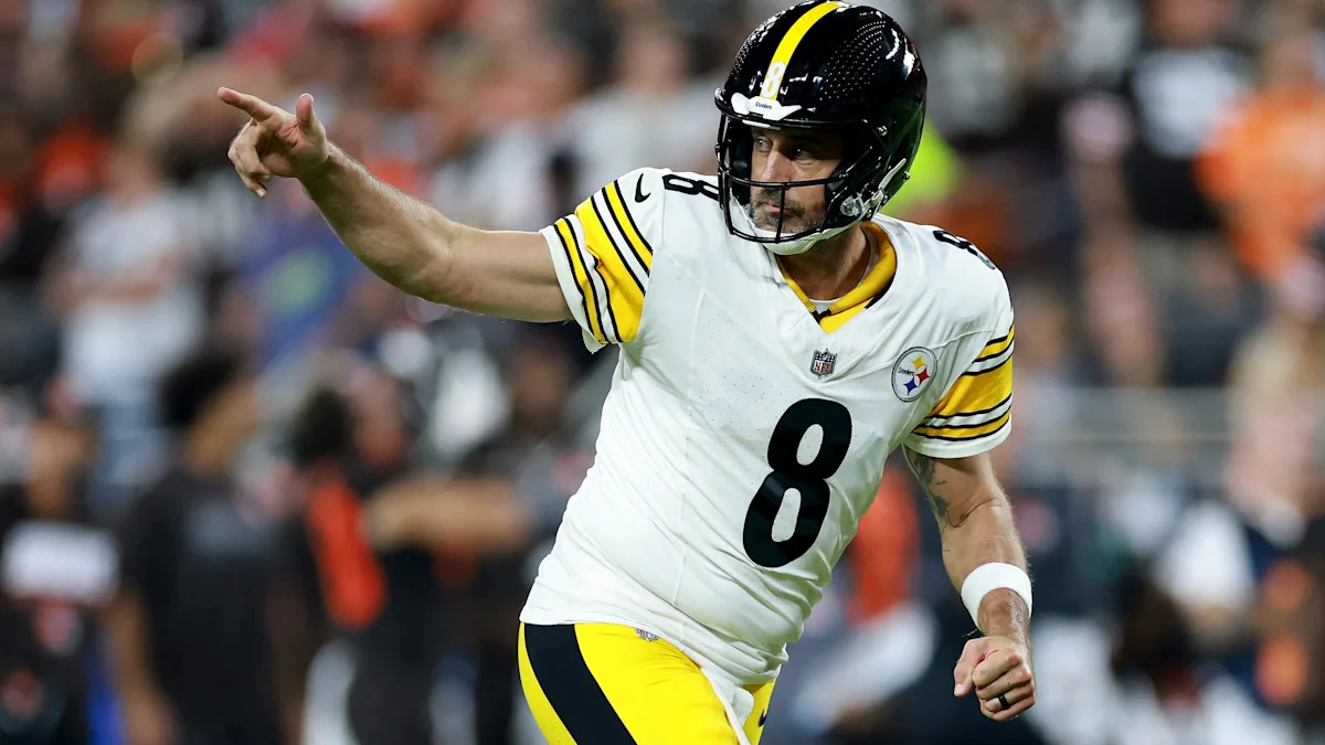 Aaron Rodgers comemora um touchdown dos Steelers contra os Browns em Cleveland, em 1º de outubro de 2026.