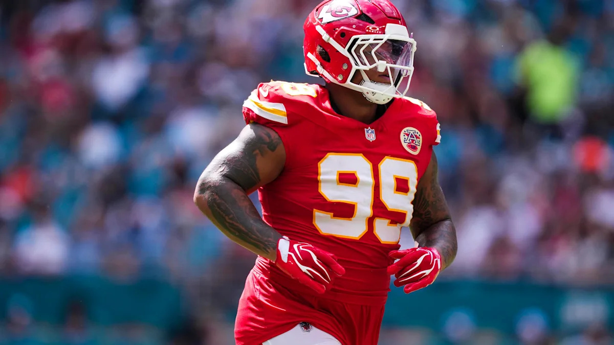Jogador do Kansas City Chiefs em campo; imagem ilustrativa da análise da linha defensiva.