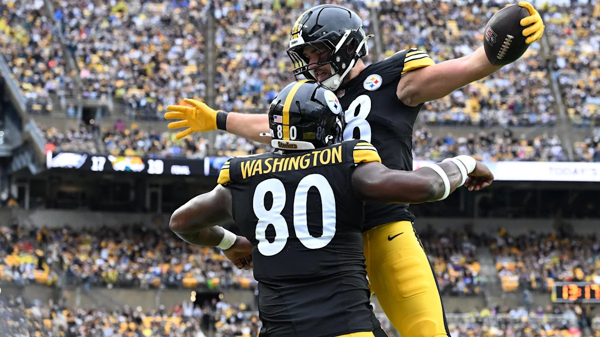 Pat Freiermuth comemora um touchdown com Darnell Washington.