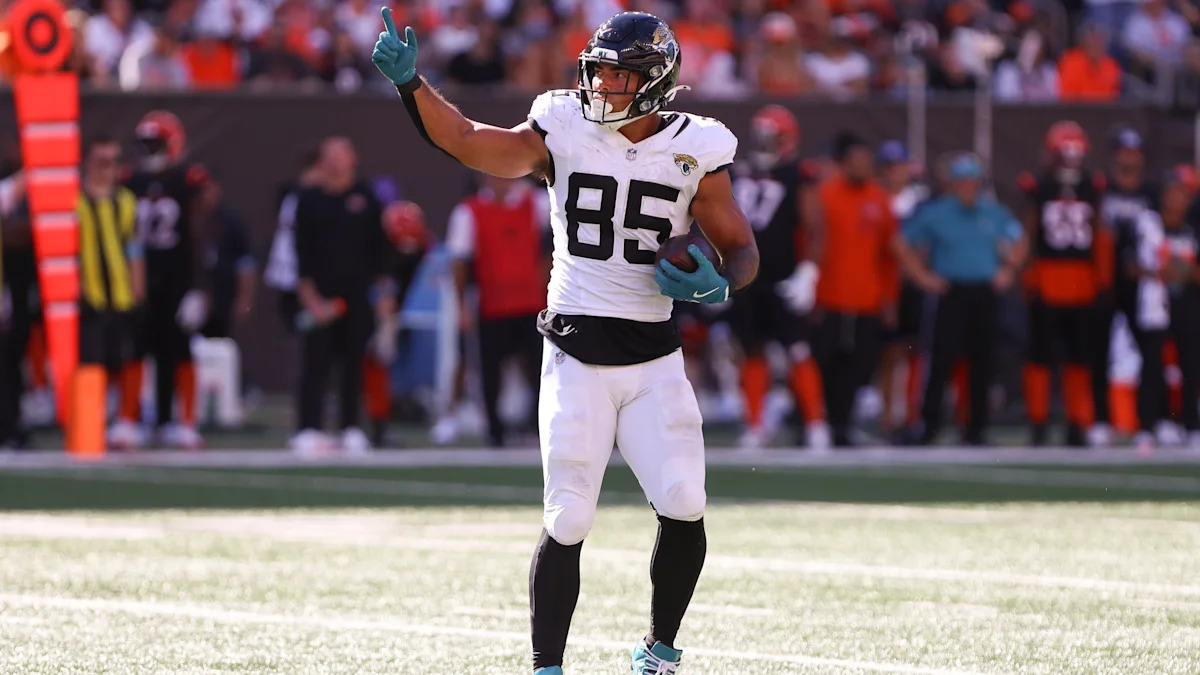 Brenton Strange em campo pelo Jacksonville Jaguars.