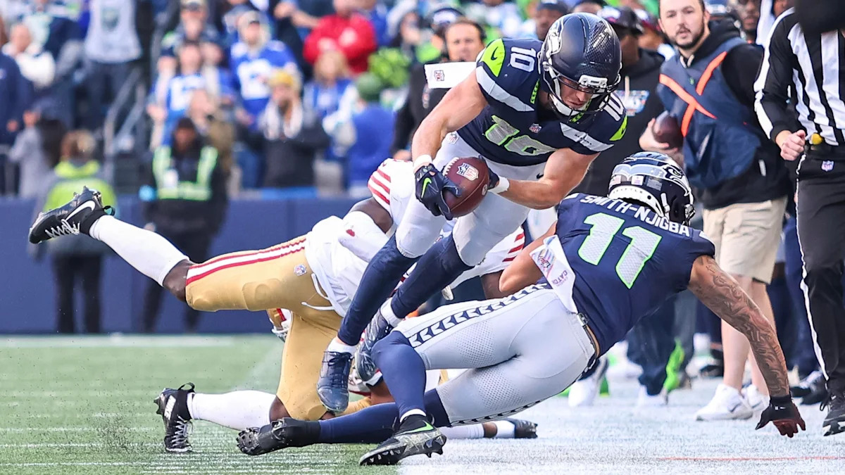 Cooper Kupp tenta alcançar a marca de primeira descida contra os 49ers em 11 de outubro de 2026.