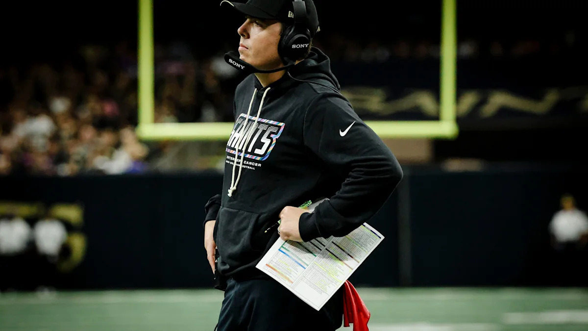 Kellen Moore acompanha os Saints contra Minnesota em 11 de outubro de 2026.