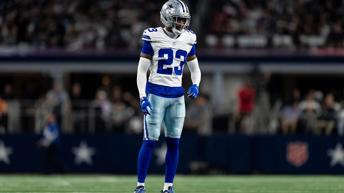 Jogador do Dallas Cowboys em campo; imagem ilustrativa da análise do elenco.
