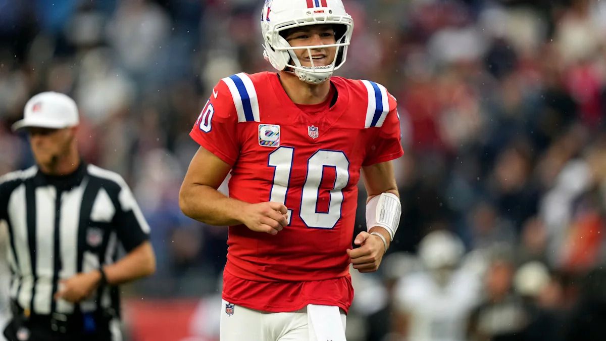 Drake Maye em campo pelo New England Patriots.