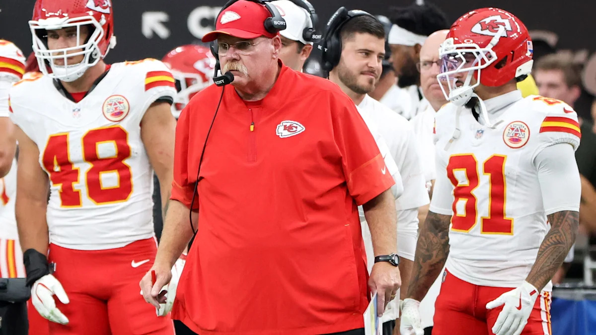 Andy Reid com jogadores do Kansas City Chiefs.
